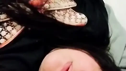 Schau zu, wie ich bridivine, masturbiere, bis ich auf meinen dildo komme