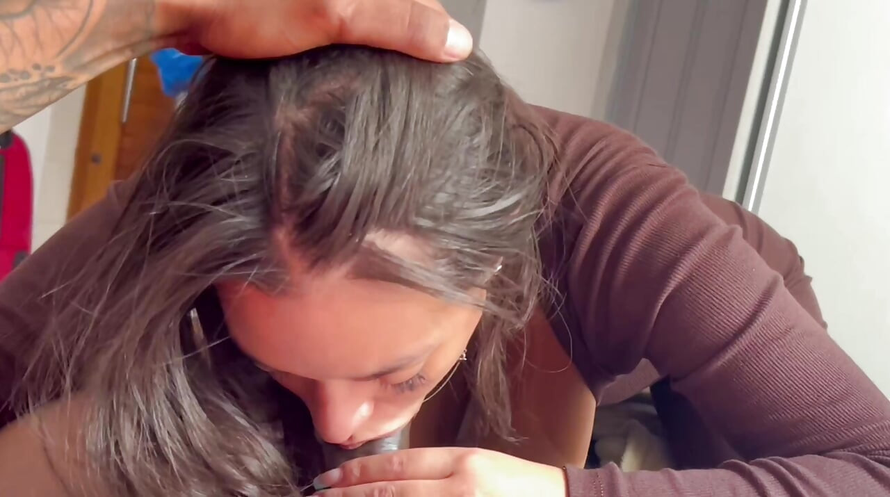Bruna Paz polako puši kurac i ostavlja ga jako mokrim