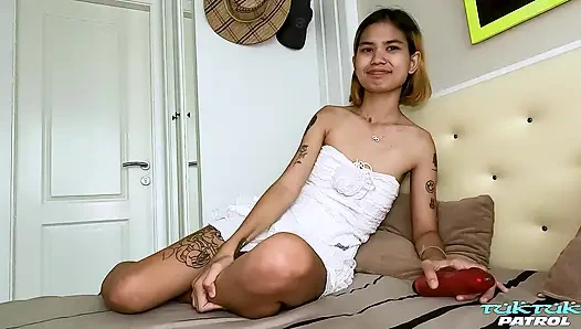 Tuktukpatrol küçük memeli Filipinli yabancı et direğini memnun ediyor