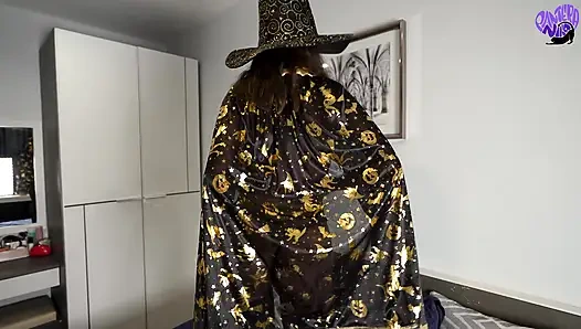 Süße geile hexe in schwarzen strümpfen lutscht und fickt zu Halloween - Pantera Nika