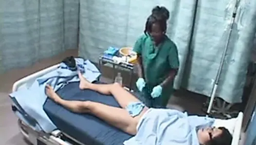 Facet ze Sri Lanki rucha czarną dziewczynę w szpitalu