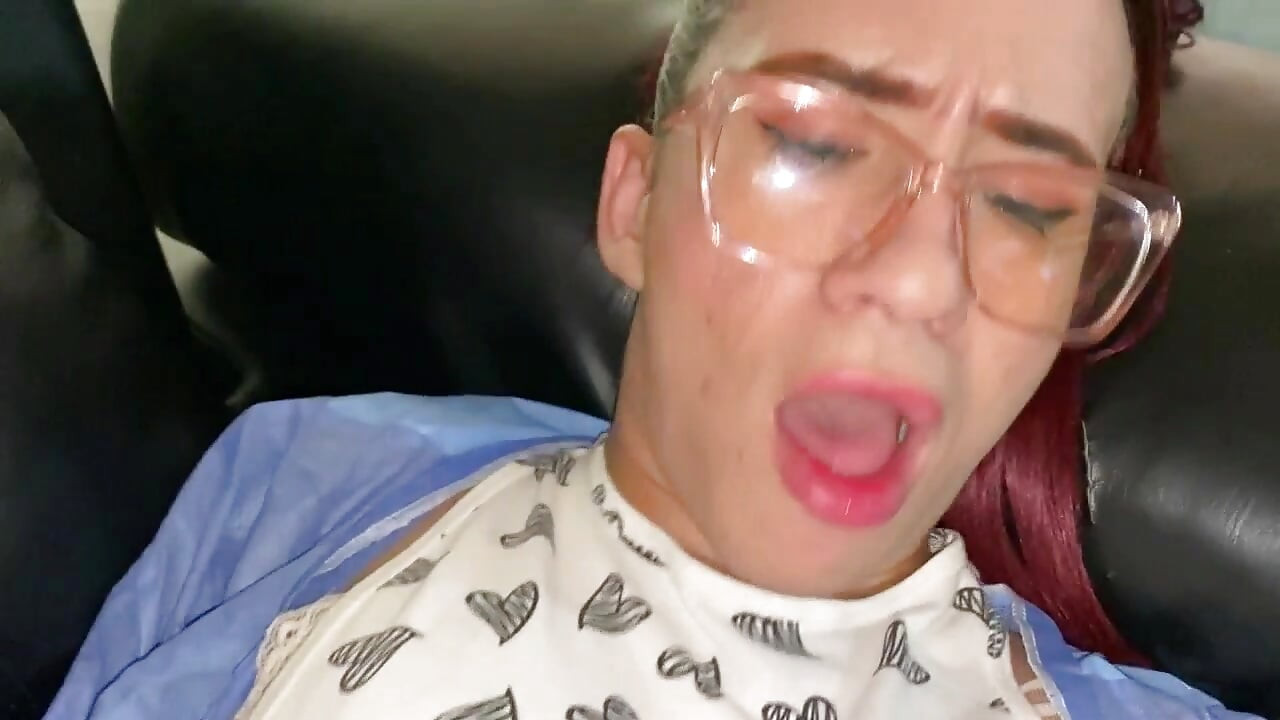 Ik neuk het poesje van mijn stiefzus