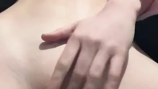Yatakta parmakla yatıyorum kendimi sikiyorum b mastürbasyon