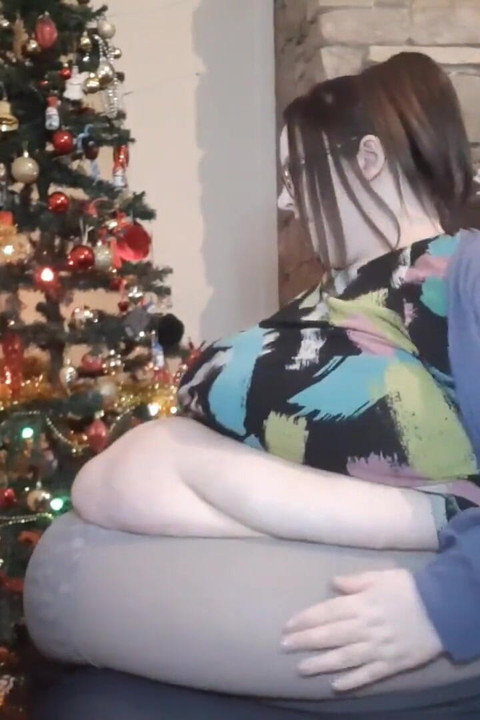 Den fetaste flickan på jobbet magen gnuggar