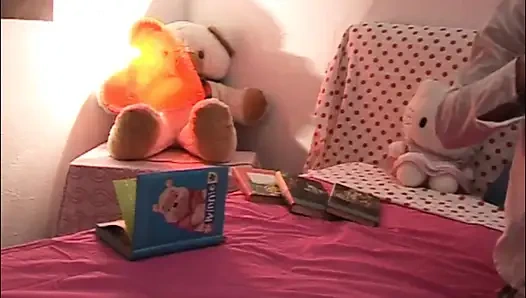 Üvey Kiz Üvey Baba Ev Hizmetçisini Izlerken Mastürbasyon Yapiyor