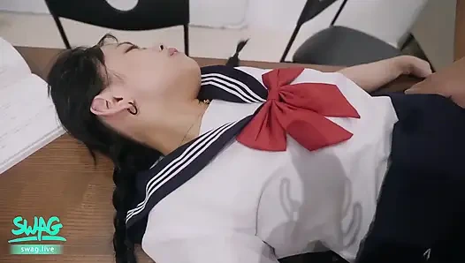 Asyalı üniversiteli kız sınıfta profesörü baştan çıkarıyor