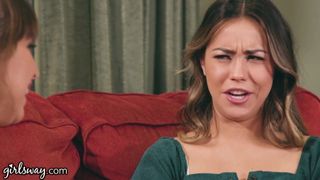 Girlsway Alina Lopez schaart de harige doos van Riley Reid