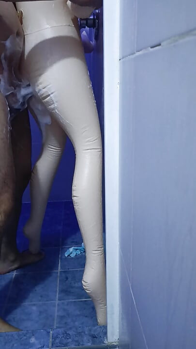 Jebem svoju lutku na napuhavanje u guzicu u kupaonici dok se tuširamo s puno sapuna.