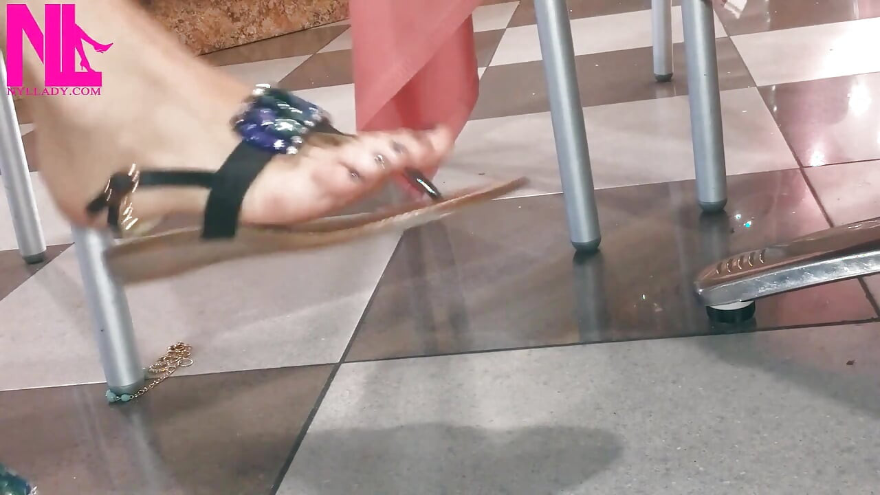 Mavi estrada'm flip flop ile barda sarkma ve ayakkabı oyunu