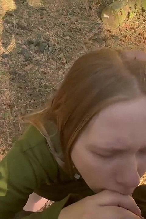 Quickie Lembab Di Hutan Dengan Closeup Panas
