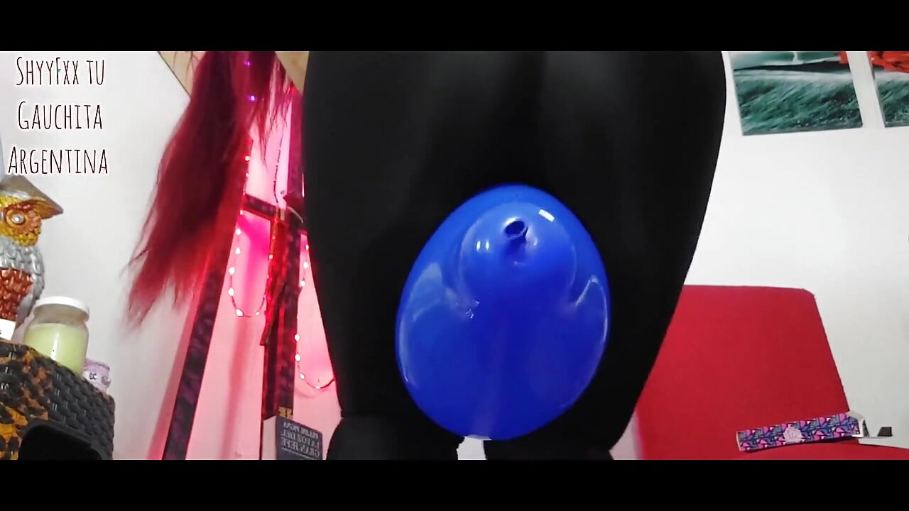 ShyyFxx rubs and pops balloons with her ass!