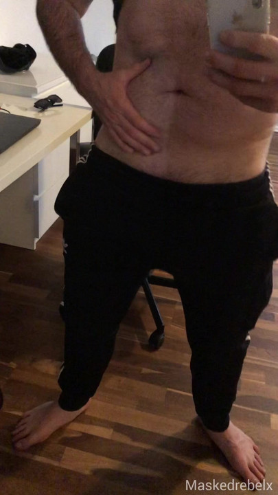 セクシーなスタッドが運動前に大きくて柔らかいペニスを見せる