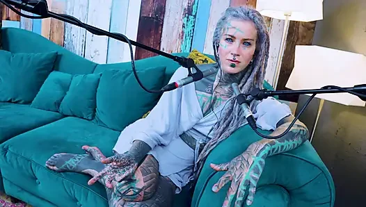 U hakkında konuşuyorum - rahatsız - asmr podcast sfw konuşuyor gotik sıska kız dreadlocks dövmeli model dövmeli kız