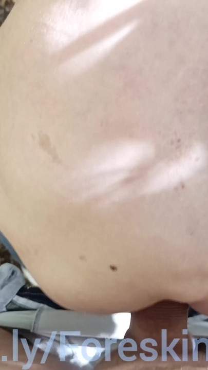 Açık havada büyük bir yarakla seyir ediyor, oturuyor ve kendini sikiyor!