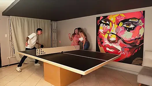 Sara Blonde ile öğleden sonra pin pong, erkek arkadaşım orada değilken üçlü ile sona eriyor