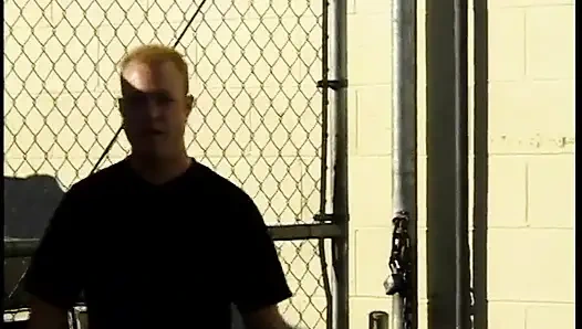 Muhteşem sarışın hurdalıkta sikiliyor