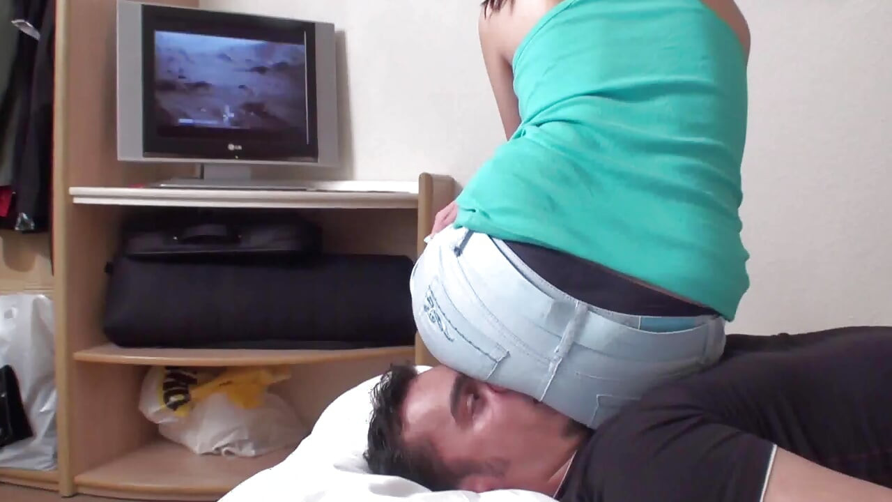 นั่งดูทีวีบนหน้าทาส
