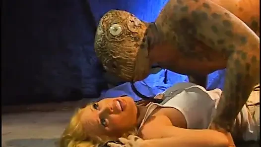 Sağlam mutant mağaradaki güzelliği baştan çıkarıyor