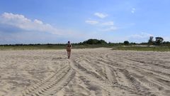 L'aventure à la plage nue d'une baby-sitter coquine - P1 intro