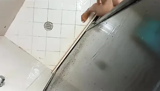 Meine schwiegerschwester unter der dusche