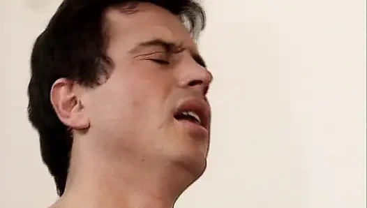 Döl yiyen Alman sürtük anal deliğinden sikiliyor