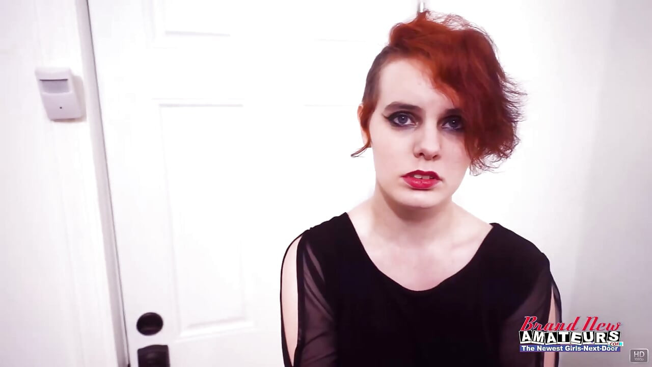 短髪の赤毛のマーラが深い一撃と濡れた精液を膣に浴びせる!