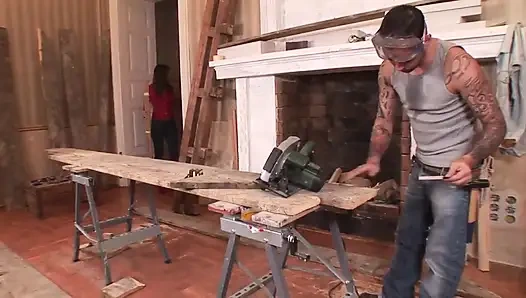 Sürtük esmer şanslı bir marangoza harika bir sakso çekiyor