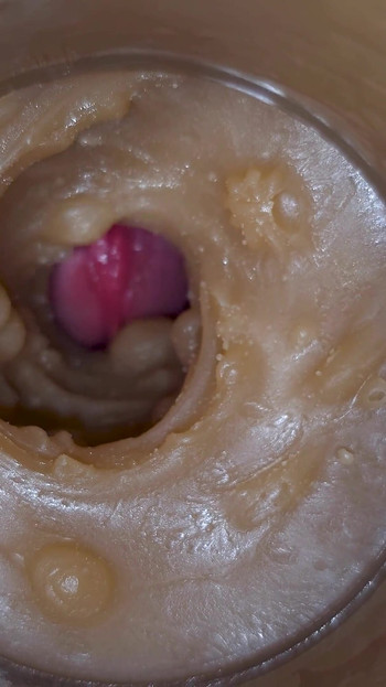 膣の中にプッカプスが噴き出すおもちゃカメラ、膣4K。エクストリームクローズアップ!