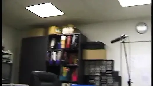 Зрелая блондинка сосет его член