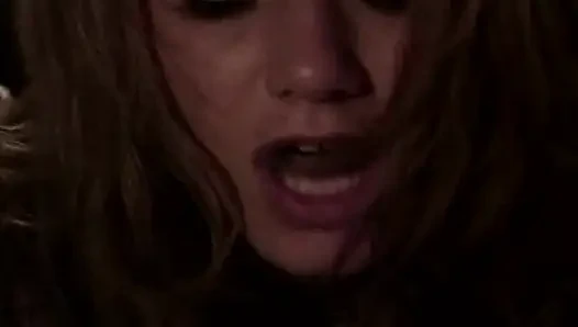 Baştan çıkarıcı sarışın hatun yüzüne boşalana kadar azgın gardiyanla sikişiyor