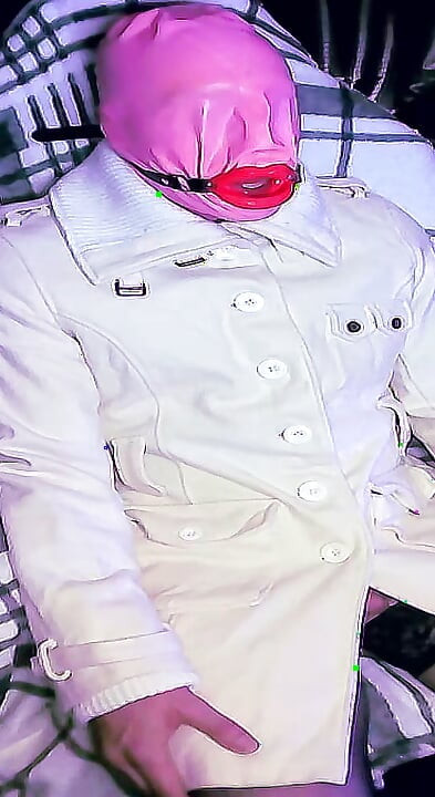 กระหรี่น้ําแตกข้างถนนในเสื้อโค้ทสีขาว