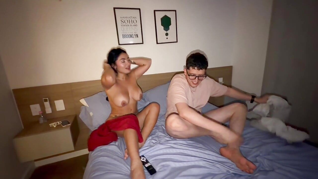 Mój ulubiony dildo zostaje odkryty, pieprzy mnie w środku filmu swoim wielkim, grubym kutasem – AlejandraPalacios & PipeBoy