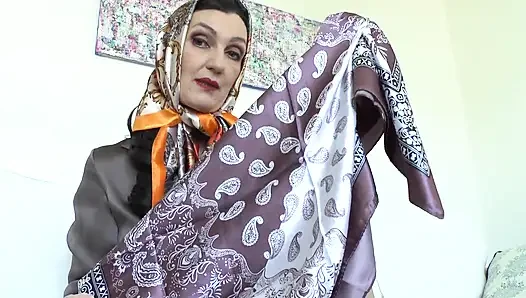 Heyecan verici saten eşarp oyunları! Lady Victoria Valente