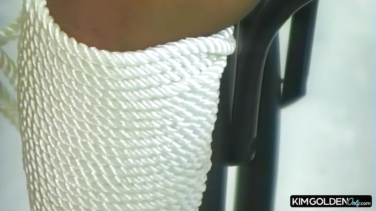 Sinnliche Bondage mit prallen Bruesten