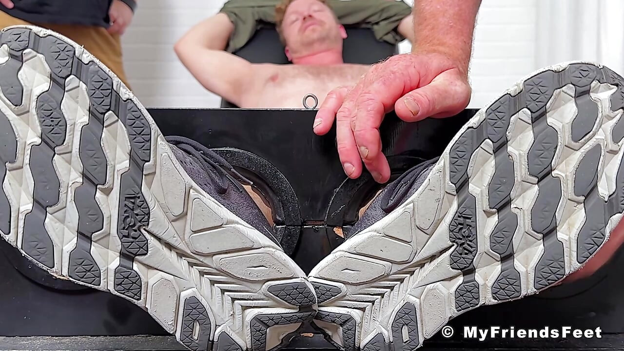 Myfriendsfeet russ se ríe ruidosamente mientras es cosquillas por sus compañeros aquiles y dev