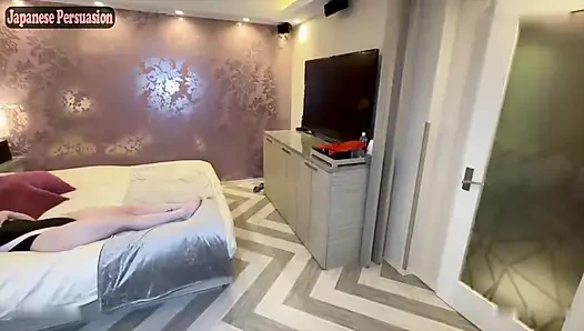 Şık takım elbiseli mayo shine fair skin siyah saçlı güzellik cesur ve çarpıcı bir çekiciliğini sergiliyor