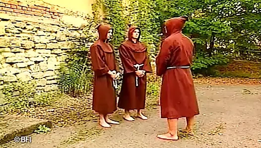 Телочка-монахиня обожает жестко шпилиться во время траха на улице