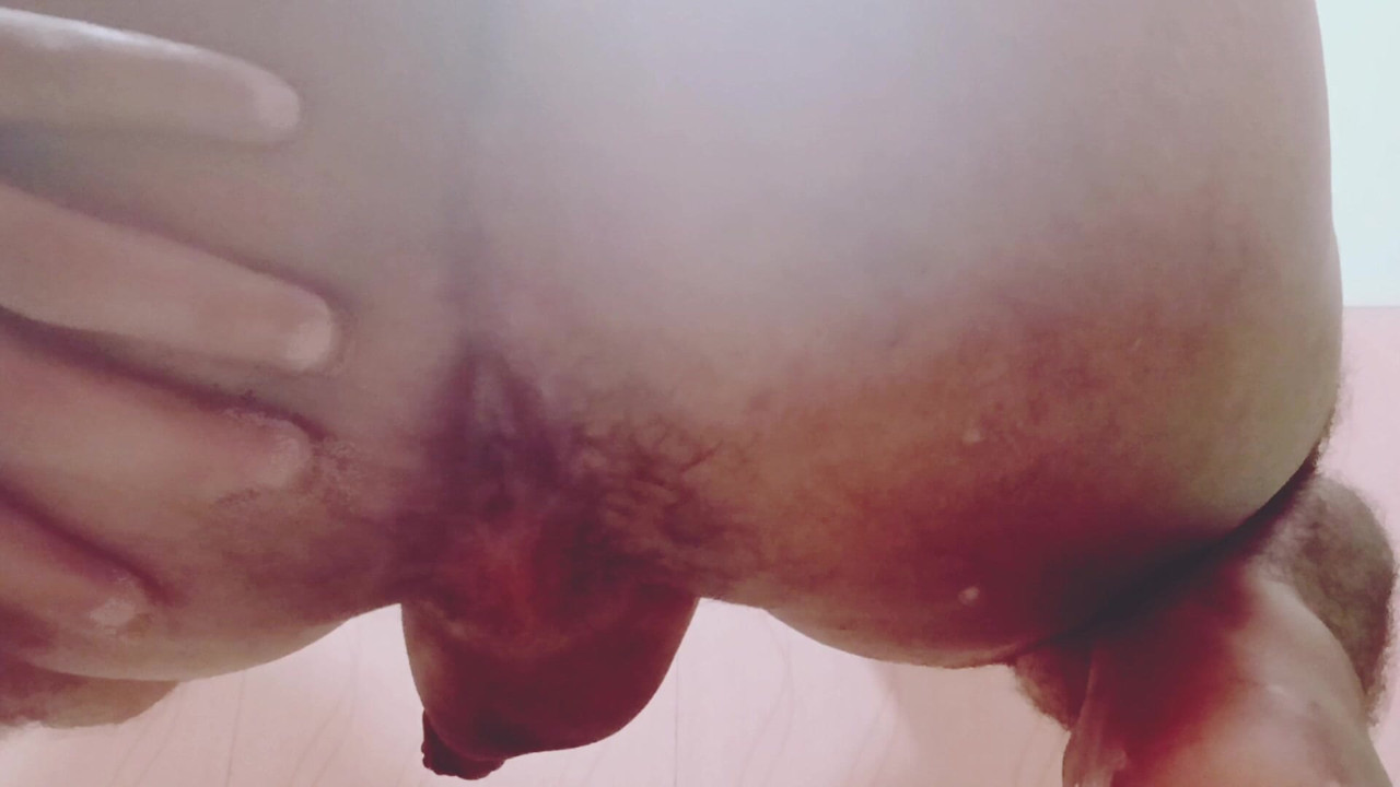 Sexy round ass showing