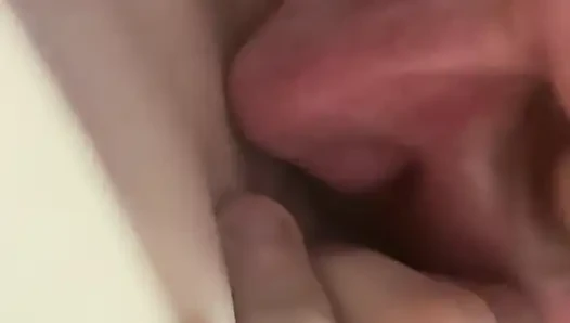 menjilati sampai dia cums. Saya membiarkannya menyemprot di akhir untuk mencicipinya dengan cepat
