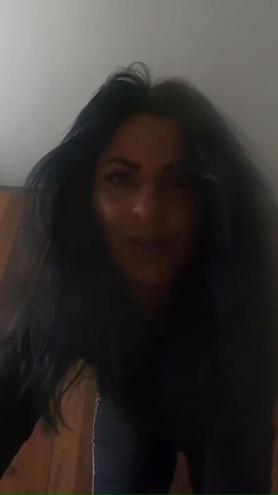 Egzersiz kıyafetleri çiş fetişi ile deniyor