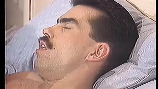 Cewek sange rambut pirang berbagi kontol sama teman favoritnya