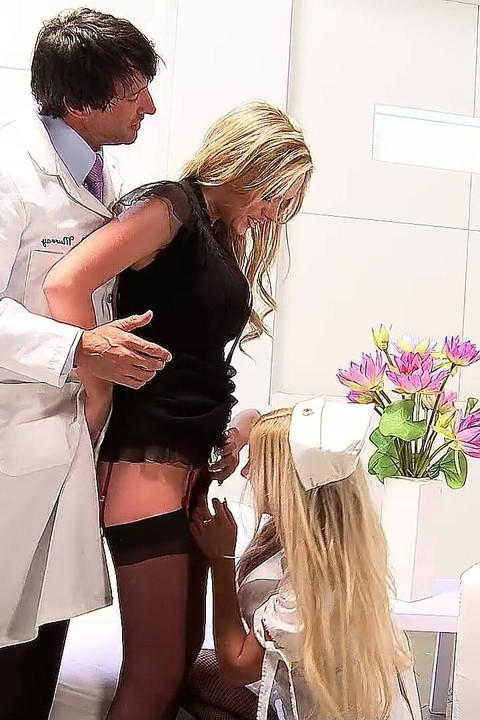 Büyük yaraklı sapık üvey baba azgın sarışın gençleri üçlü sekste sikiyor