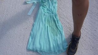 Pisse auf türkisfarbenes Kleid