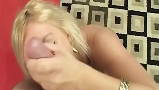 Cewek seksi rambut pirang udah lebar-lebar untuk fingering intens