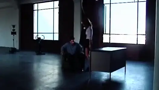 Vollbusige brünette MILf genießt intensive schreibtischfick-session