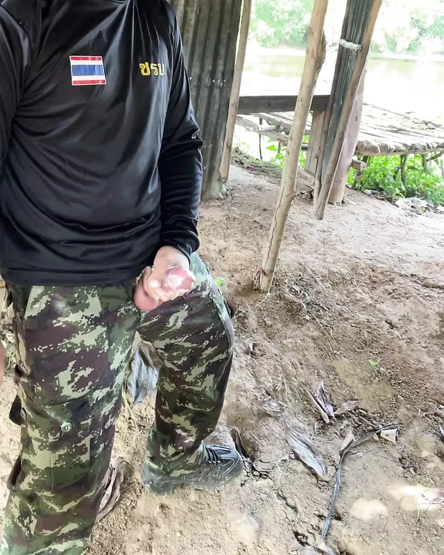 Военные дрочат во время курения