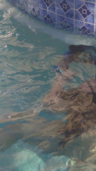 Açık havada jakuzide üçlü grup seks