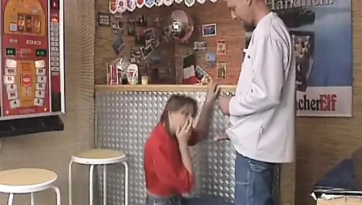 Süßes teen aus deutschland bekommt ihre enge muschi zertrümmert