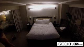 Nackte Jezebelle Bond hängt in ihrem Hotelzimmer ab