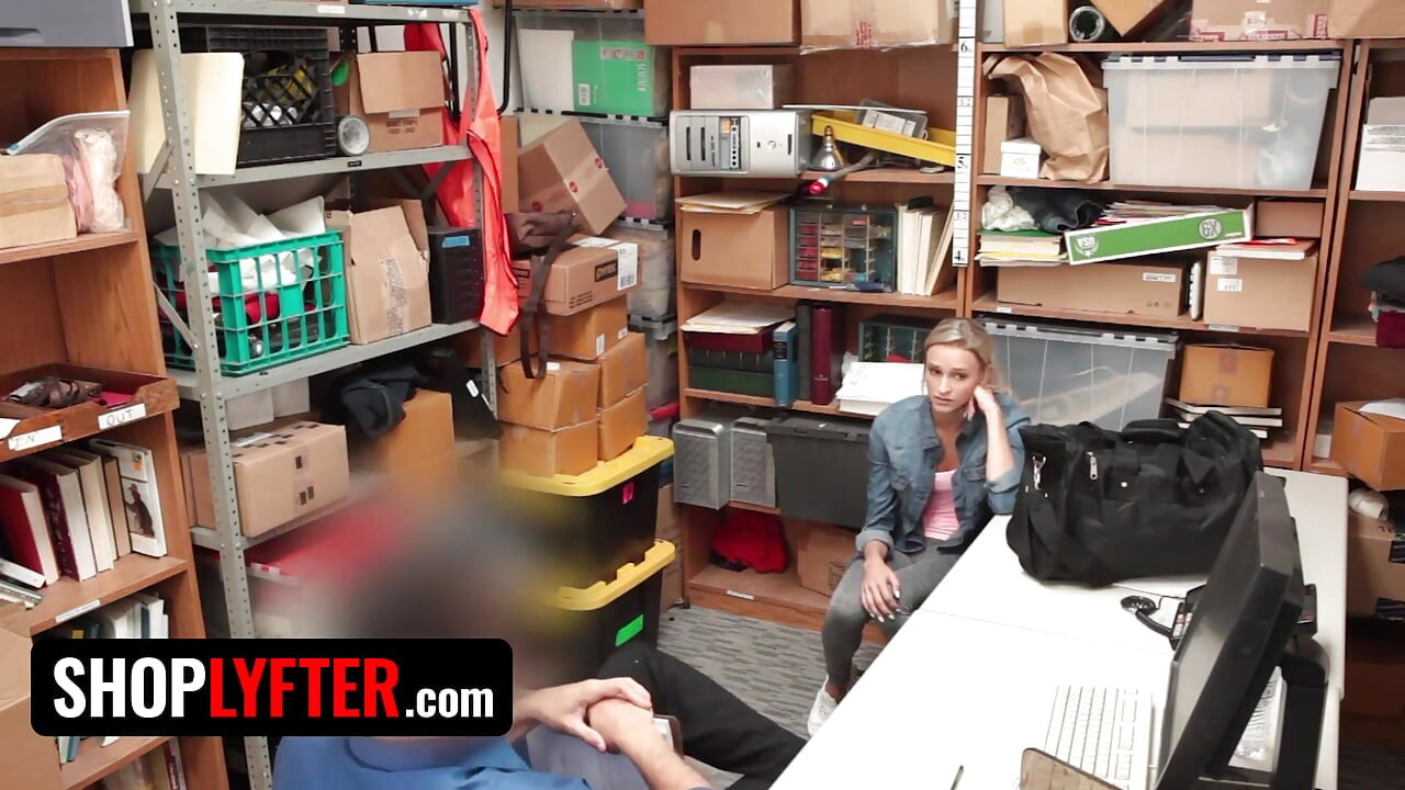 Shoplyfter - patli sunahre balon vali pyari emma hix musibat se bahar nikalne ke lie suraksha adhikari ko apni choot deti hai